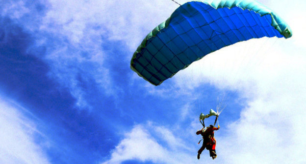 Прыжок с парашютом. Фото: Anton Kudris, http://www.flickr.com/photos/jodaka/2684130869 