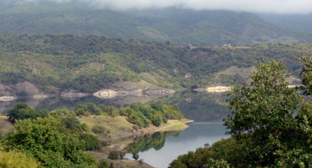 Сарсангское водохранилище, село Дрмбон, Мартакертский район, НКР. Фото: This photo is taken by Sergey Yakovlev, http://commons.wikimedia.org/wiki/File:Sarsang_reservoir_P1090881.JPG 