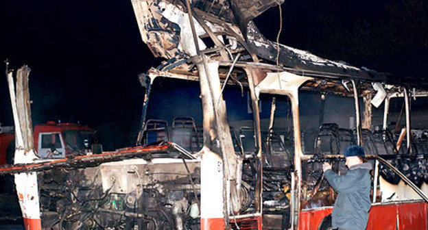 На месте взрыва автобуса в Невинномысске. 9 декабря 2007 г. Фото: информационный портал города Невинномысска, http://www.nevinkaonline.ru/