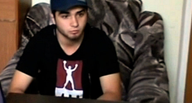 Один из жителей Унцукульского района Дагестана, склоненный к явке с повинной, в районном отделении полиции. Дагестан, май 2013 г. Кадр из видеоролика РИА “ДАГЕСТАН”, http://www.riadagestan.ru/news/2013/5/15/156976