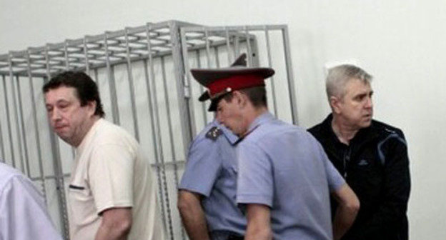 Василий Крутько (справа) в зале суда. Краснодарский край, 15 мая 2013 г. Фото: Николай Хижняк, http://via.me/Dr_Khizhnyak