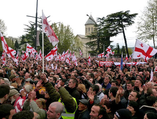 Многотысячный митинг сторонников партии "Единое национальное движение". Тбилиси, 19 апреля 2013 г. Фото: Александр Имедашвили, NEWSGEORGIA