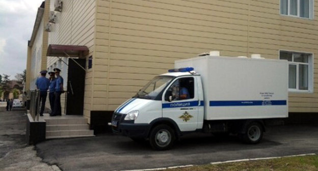 У здания социально-культурного центра Крымска во время выездного заседания Абинского районного суда. Краснодарский край, 15 мая 2013 г. Фото Николая Хижняка, http://via.me/Dr_Khizhnyak