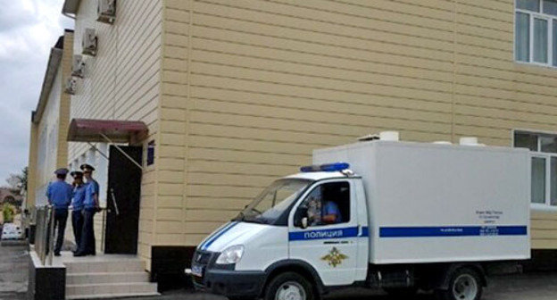 Автозак возле здания суда. Крымск, 15 мая 2013 г. Фото Николая Хижняка, http://via.me/