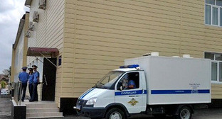 Автозак возле здания суда. Крымск, 15 мая 2013 г. Фото Николая Хижняка, http://via.me/ Автозак возле здания суда. Крымск, 15 мая 2013 г. Фото Николая Хижняка, http://via.me/