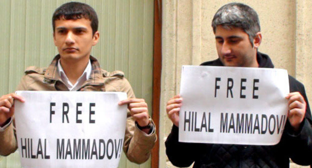 Пикет в защиту Гилала Мамедова перед зданием Бакинского суда по тяжким преступлениям. Баку, 24 апреля 2013 г. Фото Парваны Байрамовой для "Кавказского узла"
