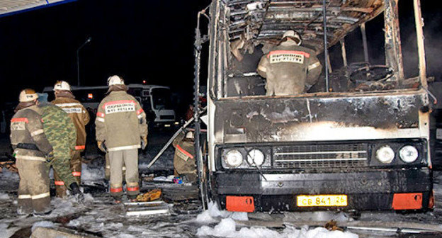 На месте взрыва автобуса в Невинномысске. 9 декабря 2007 г. Фото: информационный портал города Невинномысска, http://www.nevinkaonline.ru/
