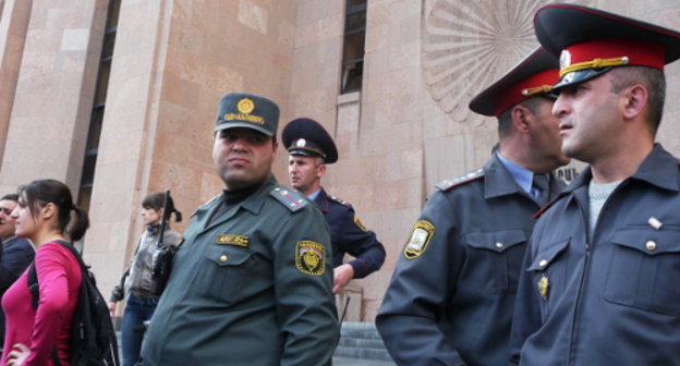 Полиция охраняет здание мэрии Еревана во время акции молодежного крыла АНК с призывом не голосовать на выборах Совета старейшин Еревана за кандидатов от РПА. Ереван, 19 апреля 2013 г. Фото Армине Мартиросян для "Кавказского узла"