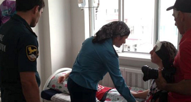 Учащимся школы №17 Грозного оказывают помощь в Республиканской детской клинической больнице. 17 мая 2013 г. Фото пресс-службы  ГУ МЧС России по Чеченской Республике, www.95.mchs.gov.ru