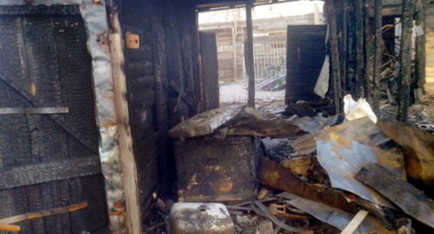 Дом Порфирьевых на улице Амурской после двух поджогов - 29 апреля и 6 мая. Астрахань, 12 мая 2013 г. Фото Елены Гребенюк для "Кавказского узла"