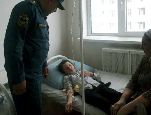 В одной из палат Республиканской детской клинической больницы в Грозном, куда были направлены учащиеся школы №17. 17 мая 2013 г. Фото пресс-службы ГУ МЧС Чеченской республики, 95.mchs.gov.ru