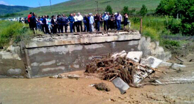 На Башлычаевском водохранилище проводятся аварийно-восстановительные работы. Каякентский район, Дагестан, 20 мая 2013 г. Фото: ГУ МЧС России по Републике Дагестан, www.05.mchs.gov.ru