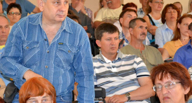 Выступает член сочинского отделения "Русского географического общества"  Михаил Соколов. Сочи, 19 мая 2013 г. Фото Светланы Кравченко для "Кавказского узла"