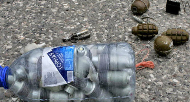 Cамодельное взрывное устройство с магнитным креплением, найденное в автомобиле на котором передвигался Заур Березгов. КБР, 8 мая 2013 г. Фото http://nac.gov.ru/