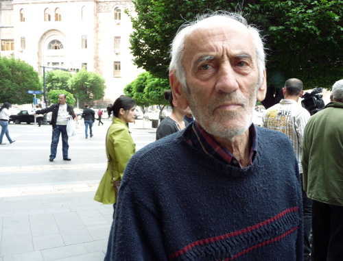 Ереванский пенсионер, присутствующий на акции с требованием не допустить подорожания газа, опасается, что в случае повышения тарифов его пенсии не хватит на оплату отопления. Ереван, 16 мая 2013 г. Фото Армине Мартиросян для "Кавказского узла"