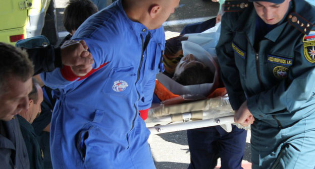 Пострадавших при взрыве в Махачкале 20 мая доставляют на борт самолета МЧС для отправки в Москву. Махачкала, 21 мая 2013 г. Фото пресс-службы МЧС Дагестана, 05.mchs.gov.ru