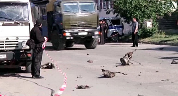 На месте двойного теракта в Махачкале 20 мая 2013 г. Кадр видеосъемки пресс-службы МВД Дагестана, 05.mvd.ru