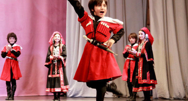 Выступление ансамбля из Северной Осетии 
«Владикавказские Аланы» во время третьего международного фестиваля "Танцевальное шоу Кавказа - Танец Дружбы". Владикавказ, 17 мая 2013 г. Фото Владимира Иванова для "Кавказского узла"