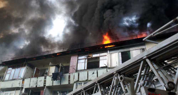 Тушение пожара в пятиэтажном жилом доме на улице Чехова в Сочи 21 мая 2013 г. Фото пресс-службы ГУ МЧС по Краснодарскому краю, 23.mchs.gov.ru