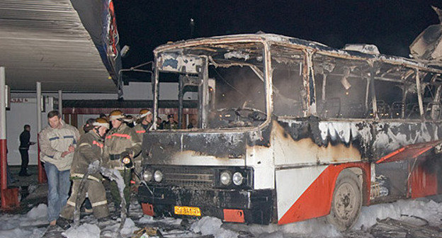 Взорванный пассажирский автобус "Пятигорск-Ставрополь" на автовокзале Невинномысска. 9 декабря 2007 г. Фото: www.NevinkaOnline.RU