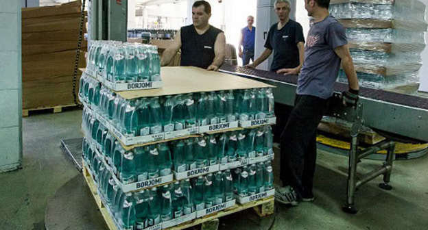 На заводе "Боржоми". Грузия, город Боржоми, июль 2012 г. Фото Александра Чебана, http://alexcheban.livejournal.com