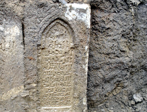 Каменные надгробные плиты с арабскими надписями, найденные в Дербенте 18 апреля 2013 г. Фото: derbent.ru