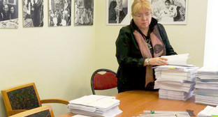 Исполнительный директор Международного Мемориала Елена Жемкова с частью документов, отданных проверяющим. Москва, март 2013 г. Фото  Артёма  Хана (Deustche Welle)
