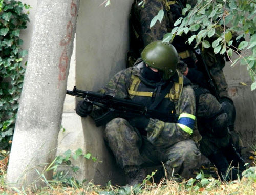 Сотрудники правоохранительных органов во время спецоперации. Фото http://nac.gov.ru/