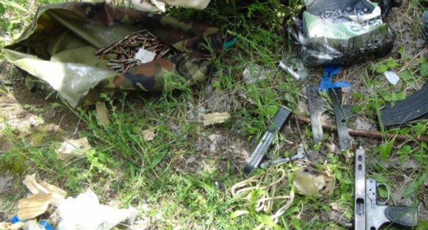 Сотрудник полиции обезвреживает СВУ. Нальчик, 22 мая 2013 г. Фото пресс-службы МВД по Кабардино-Балкарской Республике