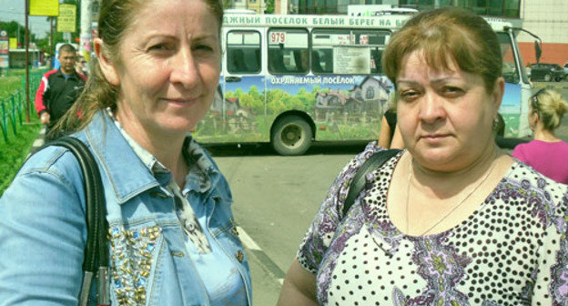 Жительницы "Промжилбазы" Асет Хадисова и Малика Джихаева приехали в Москву для решения своего жилищного вопроса. 26 мая 2013 г. Фото Елены Хрусталевой для "Кавказского узла"