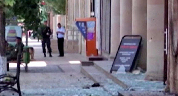 На месте взрыва возле здания МВД. Махачкала, 25 мая 2013 г. Фото http://nac.gov.ru/