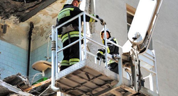 Спасатели МЧС работают на месте обрушившегося общежития. Новочеркасск, 29 мая 2013 г. Фото: пресс-служба ЮРЦ МЧС России.