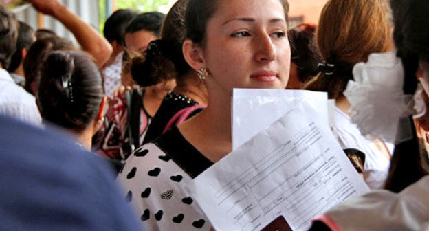 Дагестанские школьники сдают ЕГЭ по русскому языку. Махачкала, 27 мая 2013 г. Фото Руслана Алибекова для "Кавказкого узла"