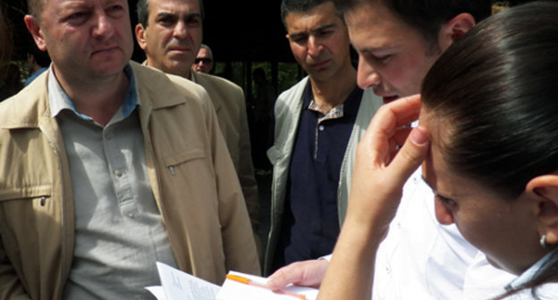 Акция протеста бывших сотрудников компании "Армавиа" у резиденции президента Армении. Ереван, 29 мая 2013 г. Фото: hetq.am