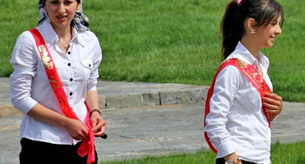 Выпускники школ. Чечня,  Итум-Калинский район, 25 мая 2011 г. Фото http://itum-kali.com/