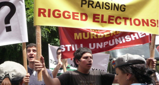 Акция протеста АНК перед зданием гостиницы "Мариотт" в Ереване. Надпись на плакате: "ПАСЕ, прекрати восхвалять сфальсифицированные выборы!". 31 мая 2013 г. Фото Армине Мартирося для "Кавказского узла"