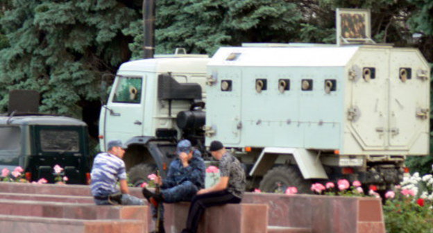 Махачкала, 1 июня 2013 г. Военная техника у здания городской администрации, где находится офис Саида Амирова. Фото "Кавказского узла"