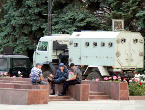 Махачкала, 1 июня 2013 г. Военная техника у здания городской администрации, где находится офис Саида Амирова. Фото "Кавказского узла"