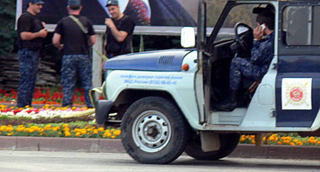 Сотрудники полиции перед зданием городской администрации Махачкалы, где расположен офис Саида Амирова. 1 июня 2013 г. Фото "Кавказского узла"