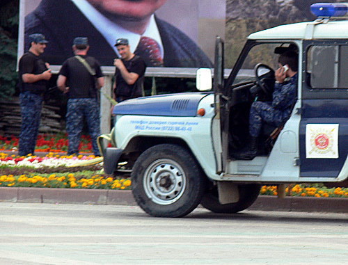 Сотрудники полиции перед зданием городской администрации Махачкалы, где расположен офис Саида Амирова. 1 июня 2013 г. Фото "Кавказского узла"