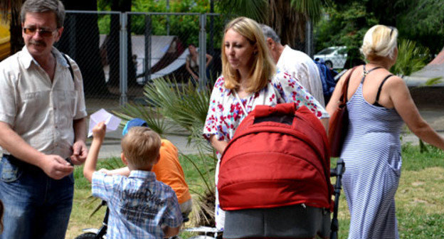 В День защиты детей в Сочи на центральных площадях, в скверах и парках прошли массовые мероприятия для детей и их родителей. Сочи, 1 июня 2013 г. Фото Светланы Кравченко для "Кавказского узла"