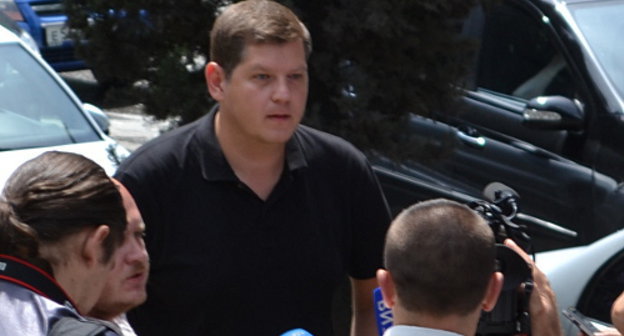 Николай Ярст ( в центре) у здания Центрального районного суда Сочи. 3 июня 2013 г. Фото Светланы Кравченко для "Кавказского узла"