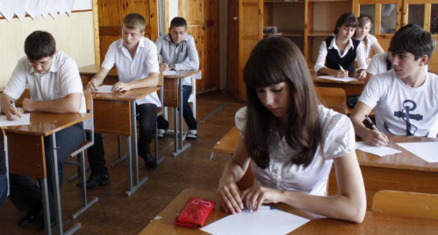 Выпускники Майского района КБР сдают ЕГЭ. 28 мая 2012 г. Фото: газета "Майские новости", http://www.mnkbr.ru