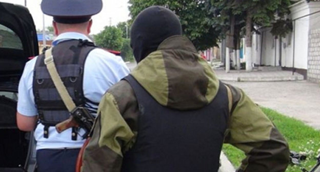 Досмотр автомобиля сотрудниками силовых ведомств. Фото пресс-службы МВД КБР, 07.mvd.ru