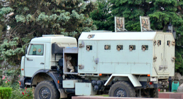 Махачкала, 1 июня 2013 г. Военная техника у здания городской администрации. Фото "Кавказского узла"