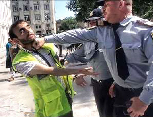 Полицейский ударил журналиста во время освещения акции солидарности с проходящими в Турции демонстрациями в защиту местных активистов. Баку, 3 июня 2013 г. Фото http://news.am/