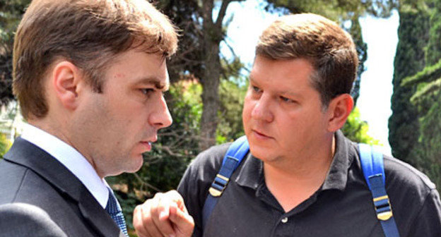 Адвокат Попков и журналист Николай Ярст (справа). Сочи, 3 июня 2013 г. Фото Светланы Кравченко для "Кавказского узла"