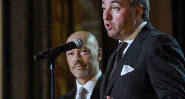 Александр Роднянский (справа) на открытии кинфестиваля "Кинотавр". На заднем плане - режиссер Федор Бондарчук. Сочи, 2 июня 2013 г. Фото: Нина Зотина, ЮГА.ру