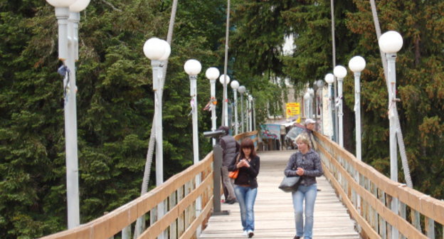 Туристы в курортном поселке Домбай. Карачаево-Черкесия, 7 июня 2013 г. Фото Лейлы Гочияевой для "Кавказского узла"