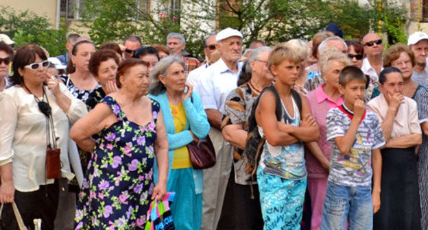 Во время митинга жители Сочи потребовали вернуть землям, выделенным под строительство ТЭС в Кудепсте, природоохранный статус. Сочи, 9 июня 2013 г. Фото Светланы Кравченко для "Кавказского узла"